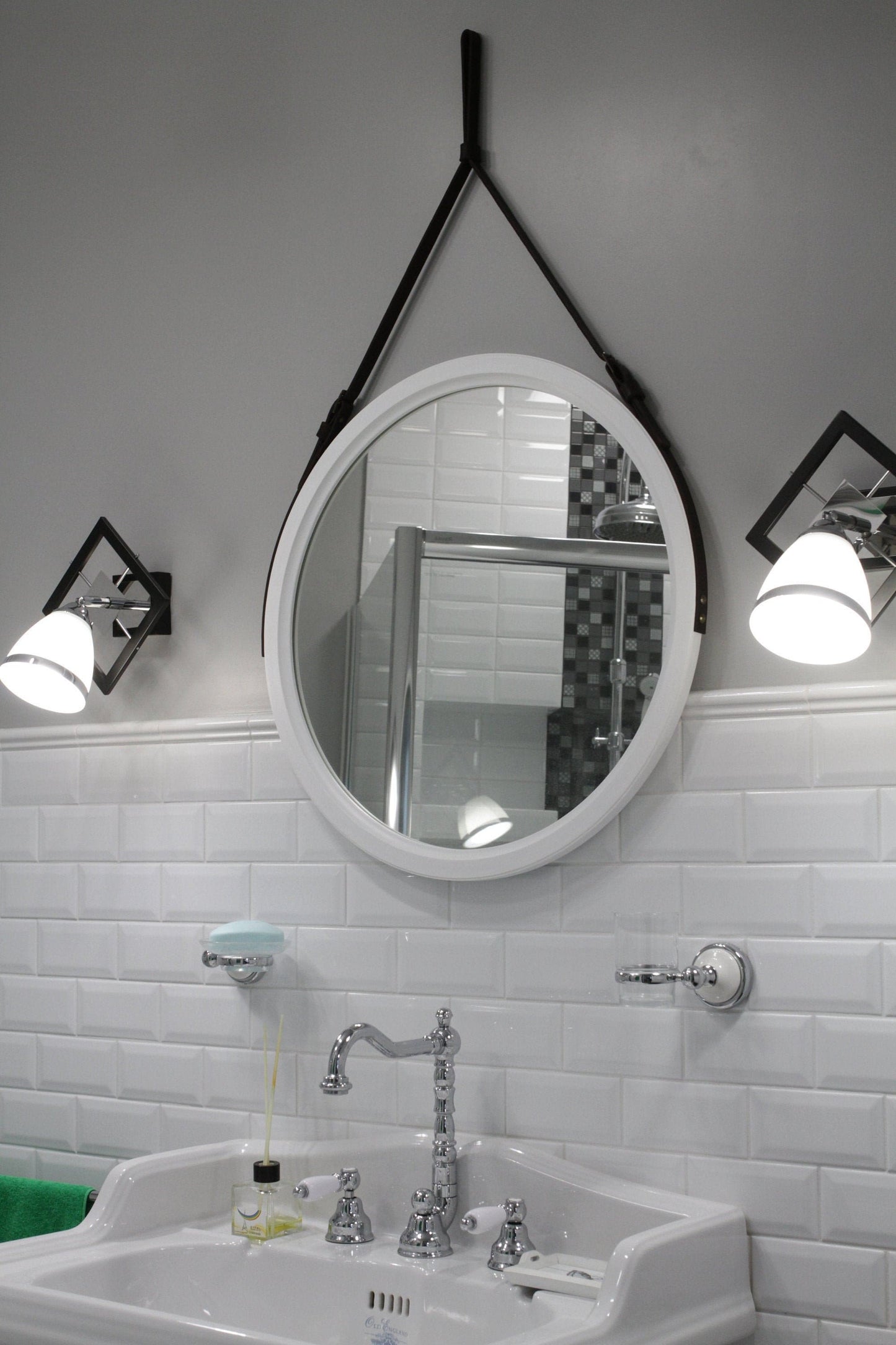 Біле кругле дзеркало для ванної кімнати, дерев'яне сучасне дзеркало на стіну, дзеркало зі шкіряним ремінцем, підвісне дзеркало в дерев'яній рамі, дзеркало для салону краси