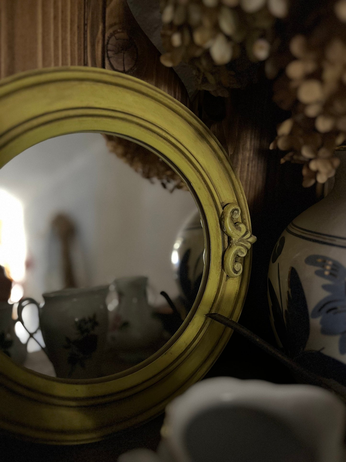 Рустикальне дзеркало з масиву дерева, Маленьке дзеркало для декору стін, Кругле декоративне дзеркало, Дзеркало в передпокій, Дерев'яне кругле дзеркало для туалетного столика