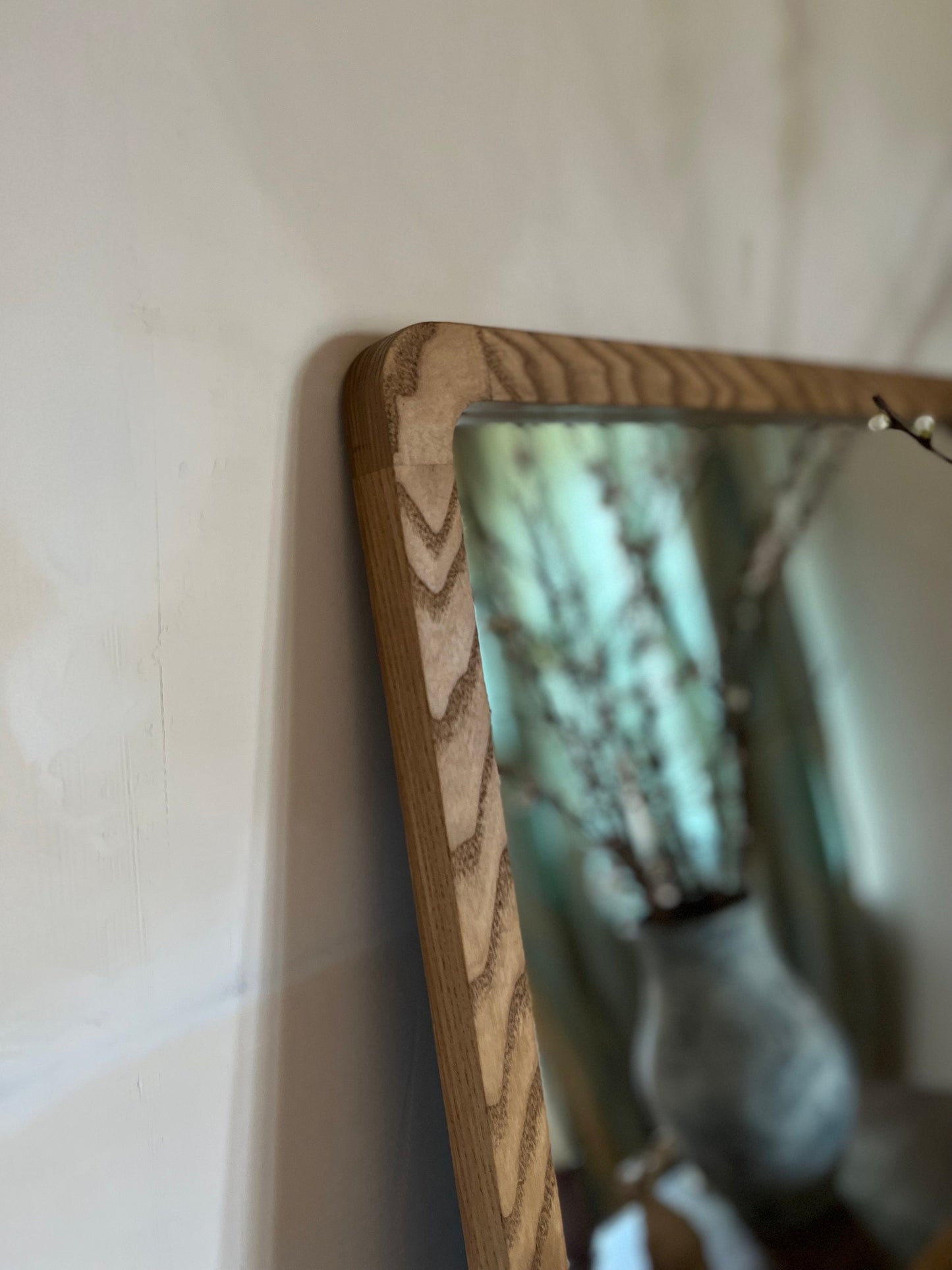 Дзеркало з масиву дерева. Сучасне настінне дзеркало. Дзеркало у вітальні. Дерев’яне дзеркало з декором для стін, велике дзеркало у ванній кімнаті. Дзеркало в коридорі.
