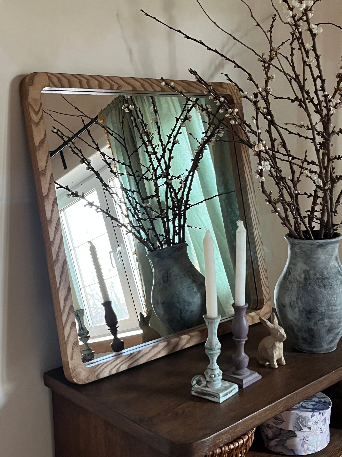 Дзеркало з масиву дерева. Сучасне настінне дзеркало. Дзеркало у вітальні. Дерев’яне дзеркало з декором для стін, велике дзеркало у ванній кімнаті. Дзеркало в коридорі.