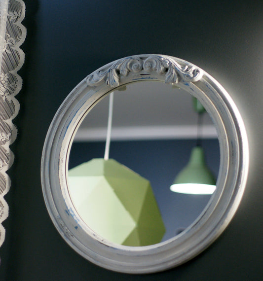 Біле кругле декоративне дзеркало, Кругове котеджне дзеркало, Вінтажне прованське дзеркало, Дерев'яна пошарпана дзеркальна стіна, Унікальний французький декор дзеркала